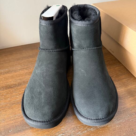 UGG Woman’s Black Classic Mini Suede Slip On Winter Boots- Size 8 - Picture 2 of 8